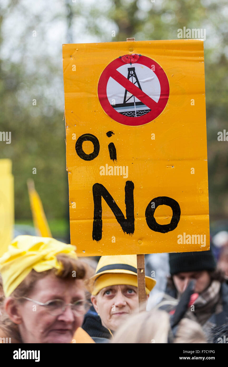 London, UK.  29. November 2015.  Im Vorfeld des morgigen Paris Klimaverhandlungen, Tausende von Menschen, einschließlich diese Anti-Fracking-Unterstützer, an die Menschen Klima März teilnehmen, eine von vielen solcher Märsche statt in den großen Städten weltweit, fordert, dass Regierungen gegen den Klimawandel handeln ändern.  Der März folgte eine Strecke durch die Hauptstadt von Park Lane nach Millbank.  Bildnachweis: Stephen Chung / Alamy Live News Stockfoto