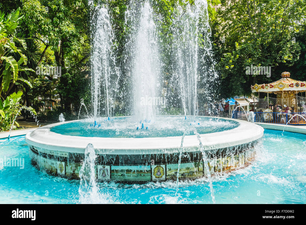 Quellen mit großen Wasser-Jets Sommer in Marbella, Andalusien Stockfoto