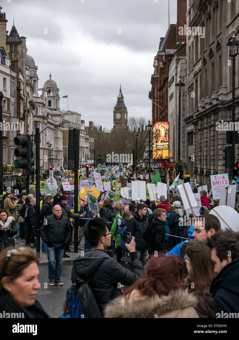 London, UK. 29. November 2015. Polizei zu schätzen, dass 15.000 Menschen nahmen an der Klima-Änderung-Ralley im Zentrum von London. Mit eine Karneval Atmosphäre der Ralley friedlich übergeben. Ein großer Tag, hatte von allen. Jetzt beginnt die eigentliche Arbeit in Paris. Bildnachweis: Oliver Lynton/Alamy Live-Nachrichten Stockfoto