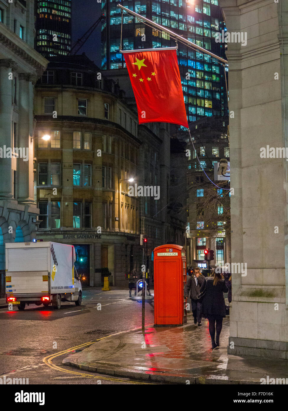 Die chinesische Flagge hängt außerhalb der Bank of China in der City of London mit finanziellen Stadtgebäude im Hintergrund Stockfoto