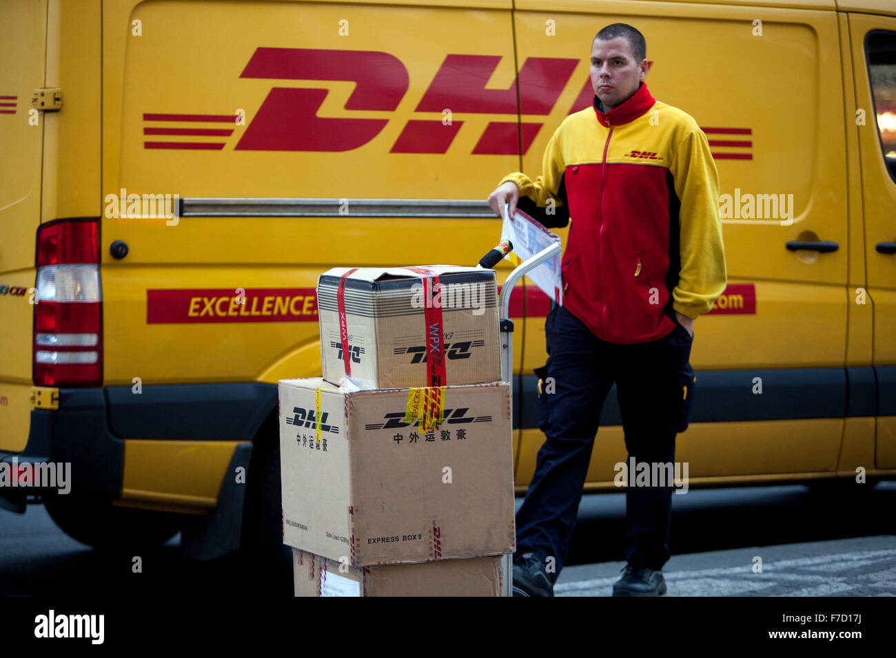 DHL-Mitarbeiter liefern Pakete, Tschechische Republik Stockfoto