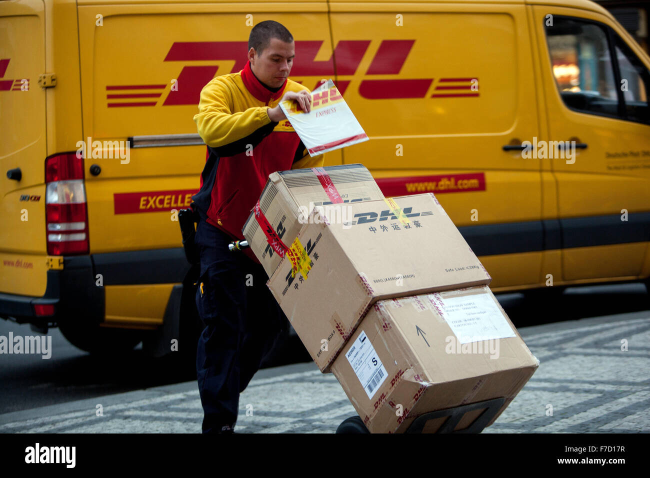 DHL-Mitarbeiter, der Pakete liefert, Paketzustelldienst der Tschechischen Republik Stockfoto