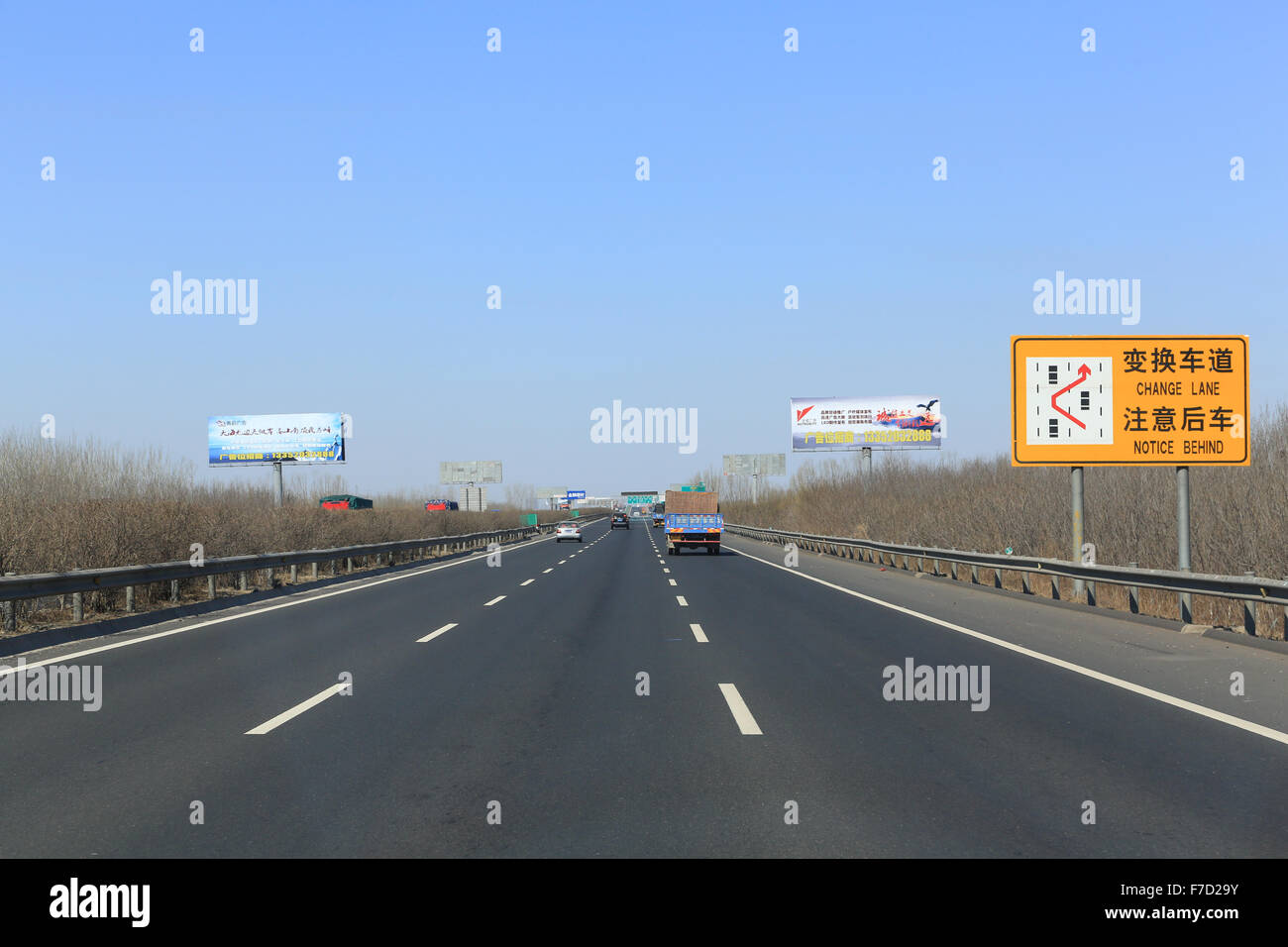 Chinesische Straßenschild: Spurwechsel - Ankündigung hinter.  Autobahn S30 nördlich von Tientsin. Stockfoto