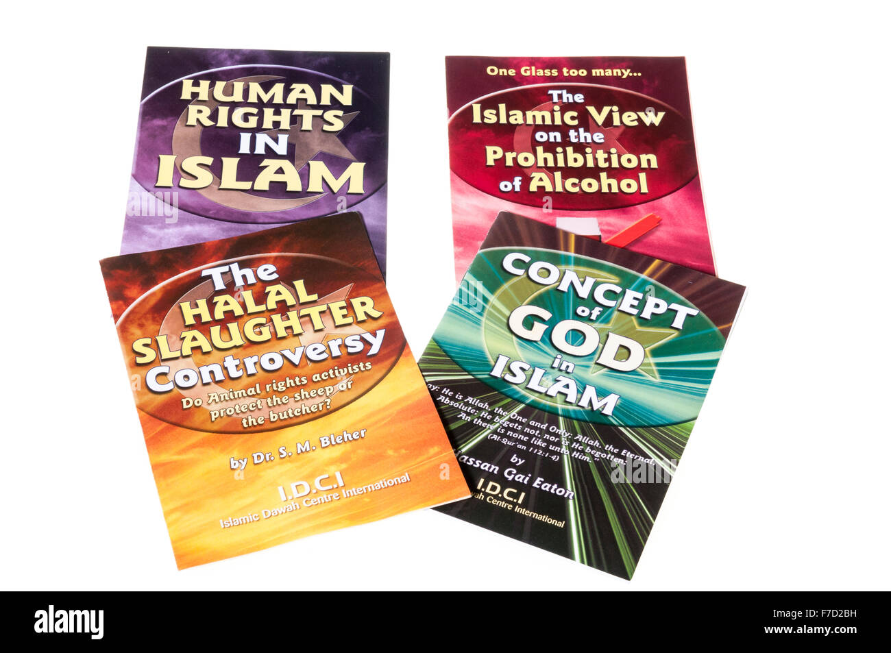 Vier islamischen Broschüren über Menschenrechte im Islam, das Verbot von Alkohol, Halal Slaugher und das Konzept von Gott Stockfoto