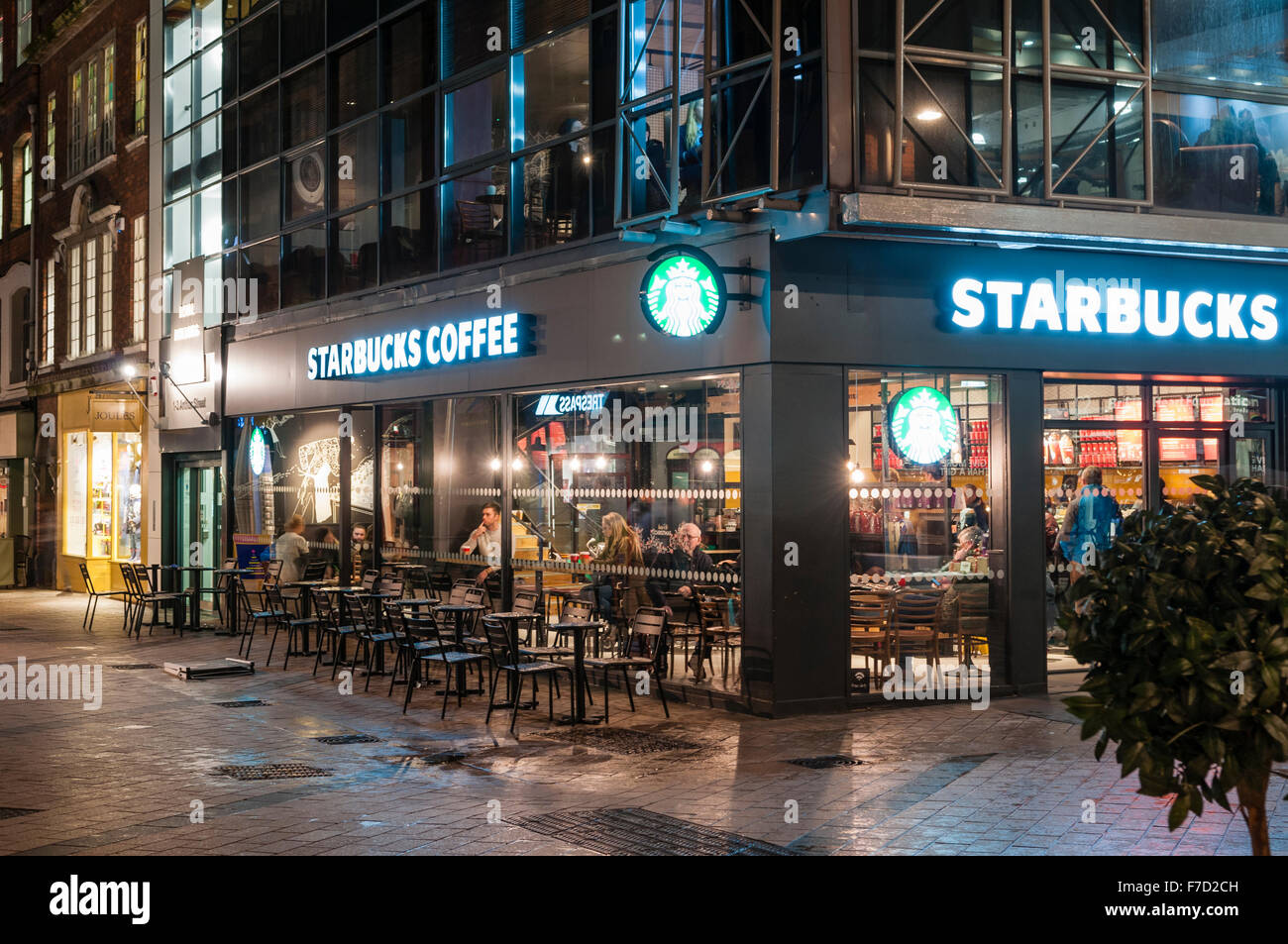 Starbucks Coffee-Shop mit Kunden bei einem späten Abend. Stockfoto