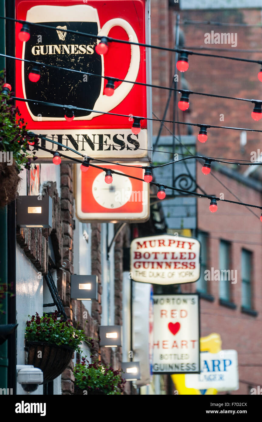 Schilder Werbung Guinness und andere Biere an der Duke of York Pub in Belfast Stockfoto