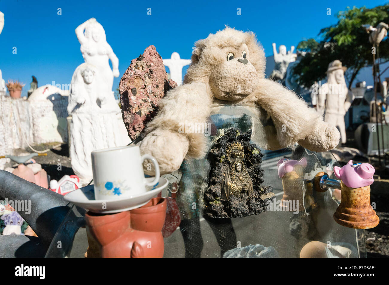 Creepy Statuen, Kuscheltiere und religiöse Artefakte in einer Anzeige in einer spanischen Garten. Stockfoto