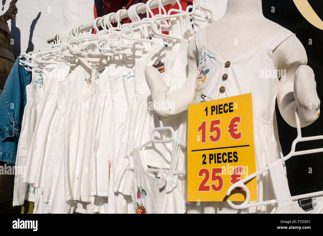 Natürliche Baumwollkleidung zum Verkauf in einem Geschäft auf Lanzarote Stockfoto