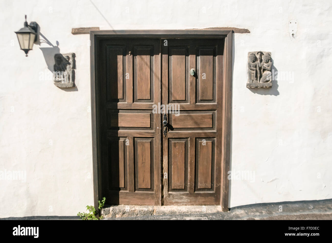 Hölzerne Tür auf einem weiß getünchten Spanischen Haus Stockfoto