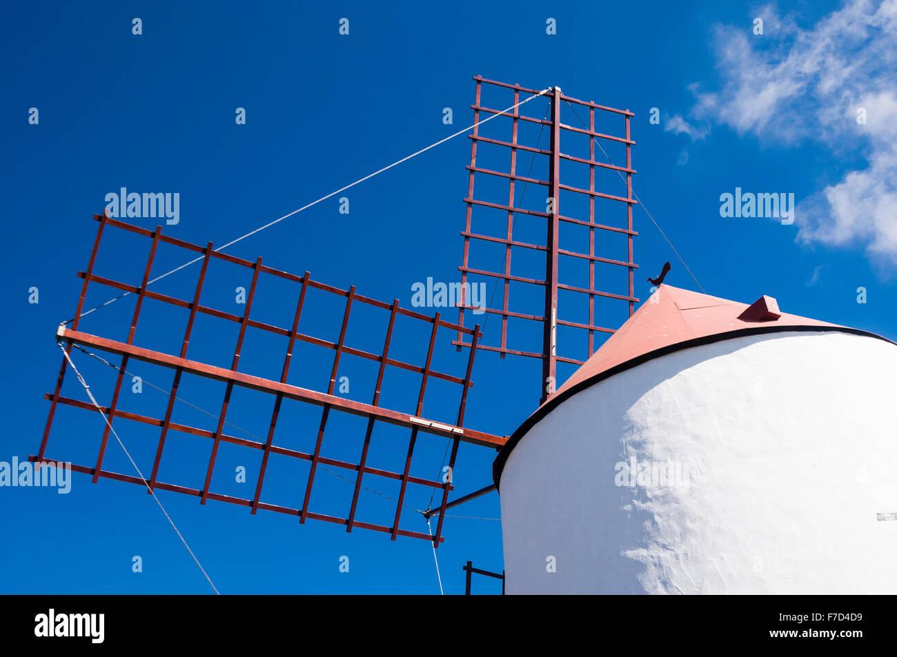 Alte Spanische Windmühle vor blauem Himmel Stockfoto