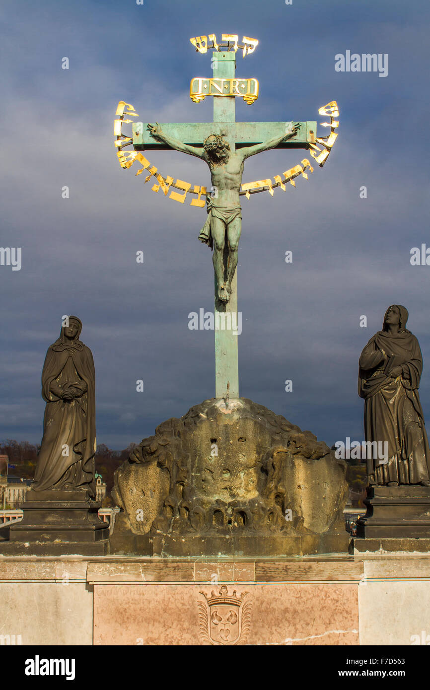 Statue des Kruzifix und Golgatha auf der Karlsbrücke in Prag Stockfoto