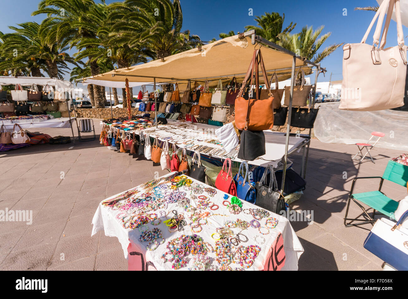Handtaschen, Schmuck und Leder waren zum Verkauf einschließlich Fälschungen in einem Stall in der Sonntagsmarkt in der Stadt von Teguise Lanzarote Stockfoto