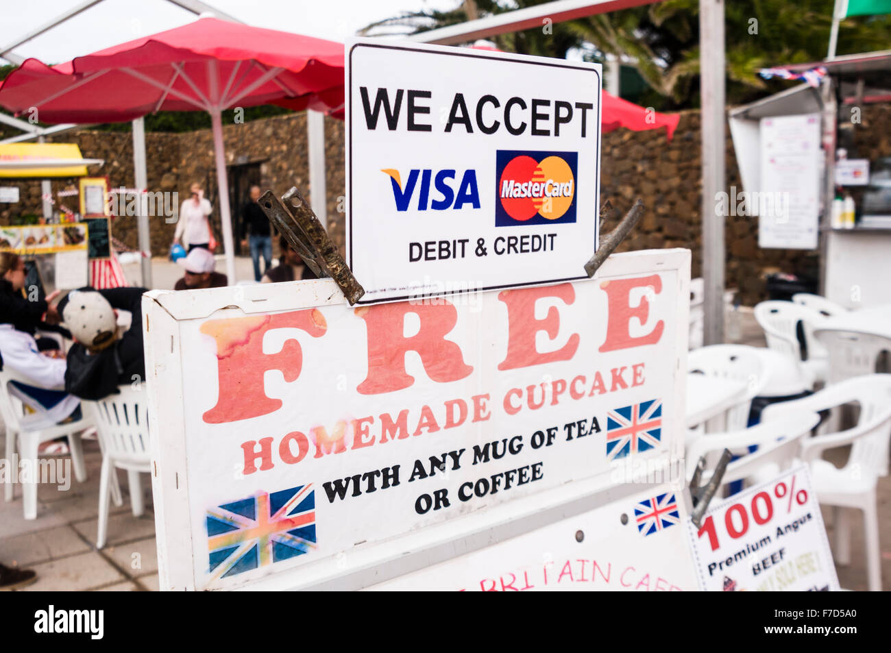 Schild am spanischen Markt Werbung britisches Englisch Essen und kostenlose hausgemachte Muffins mit einer Tasse Tee oder Kaffee. Stockfoto