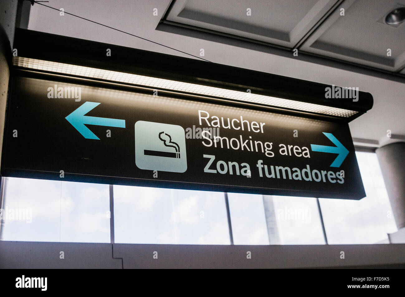 Wegweiser für einen Raucherbereich in einem Flughafen Stockfoto