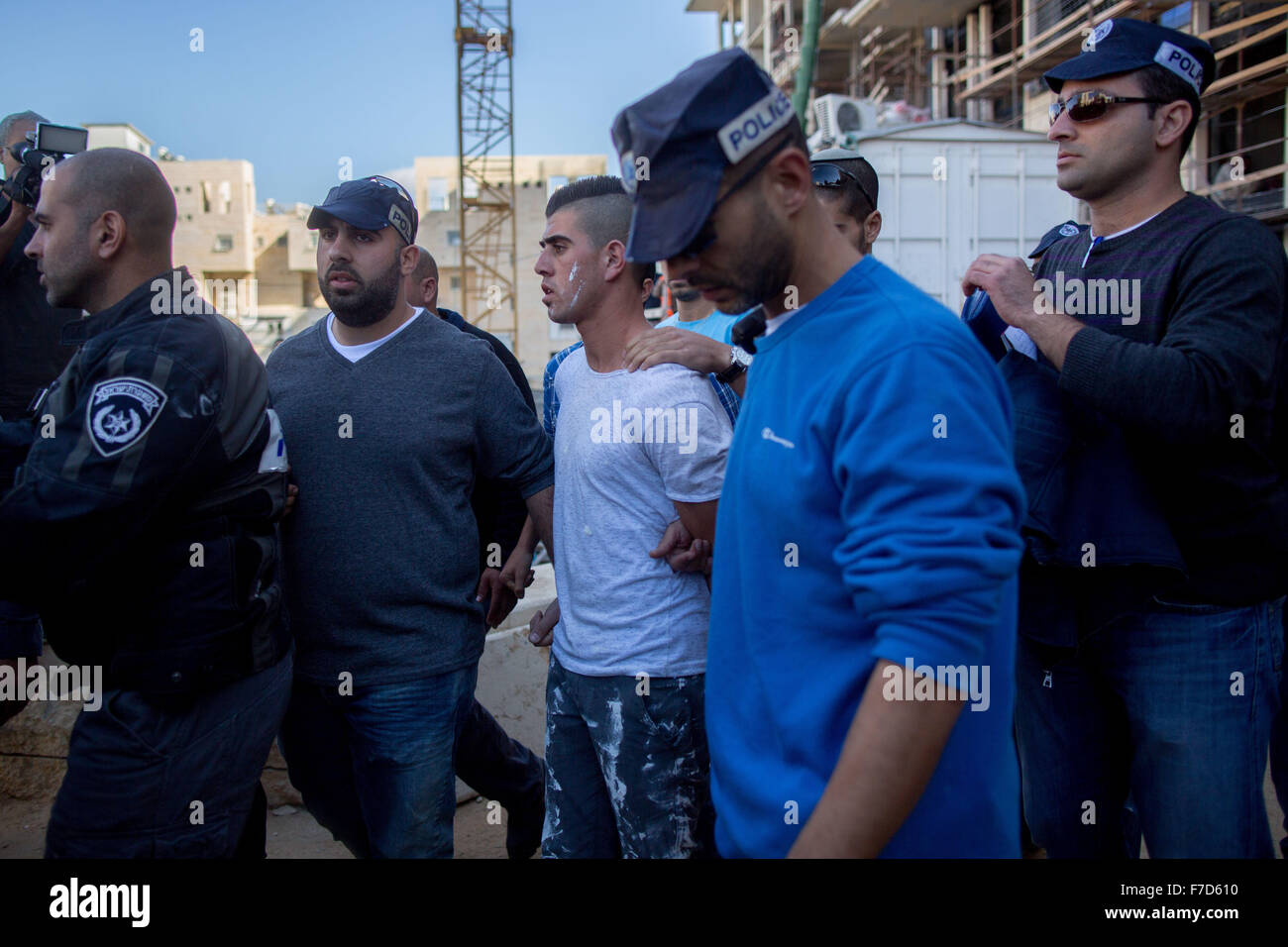 (151129)--JERUSALEM, 29. November 2015 (Xinhua)--israelische Sicherheit Kräfte Verhaftung ein palästinensischen Angreifer nahe der Szene von einem stechenden Angriff in Jerusalem, am 29. November 2015. Eine Frau wurde in der Messer-Angriff an einer Bushaltestelle in Jerusalem Romema Nachbarschaft mäßig verwundet. (Xinhua/JINI) Stockfoto