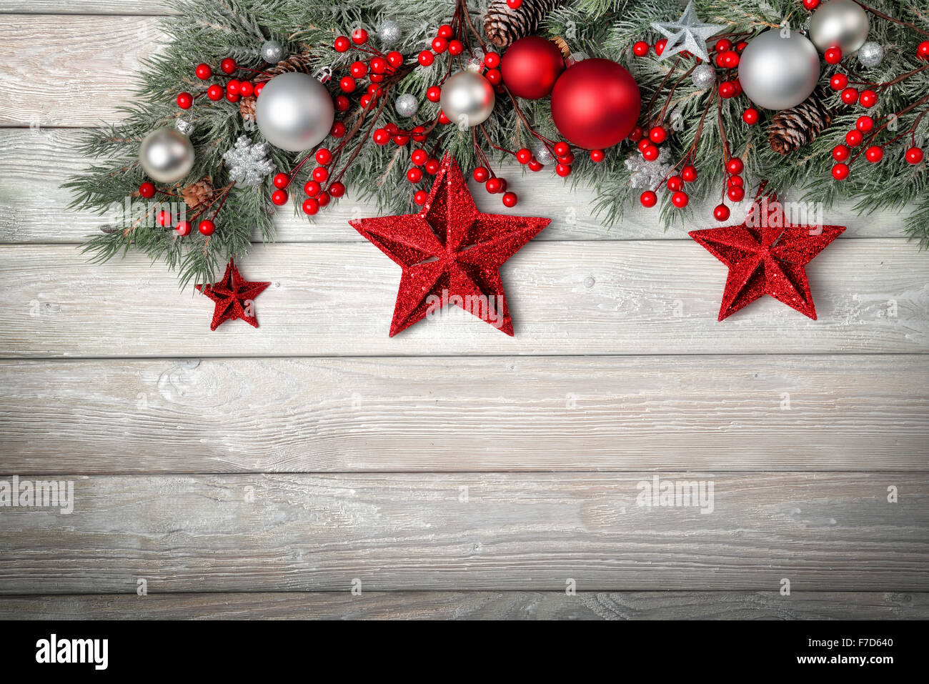Weihnachten Hintergrund mit grau Holz Board und Tannen Ästen verziert mit roten und silbernen Kugeln und Sterne - modern, einfach eine Stockfoto