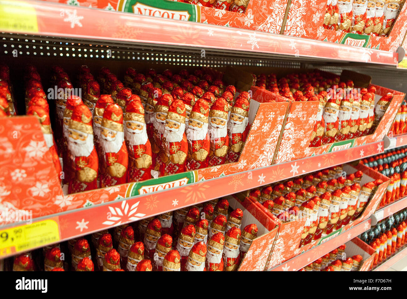 Schokoladenfiguren Regal, Weihnachtsmann in Supermarktregalen ausgestellt, kein Preis Stockfoto