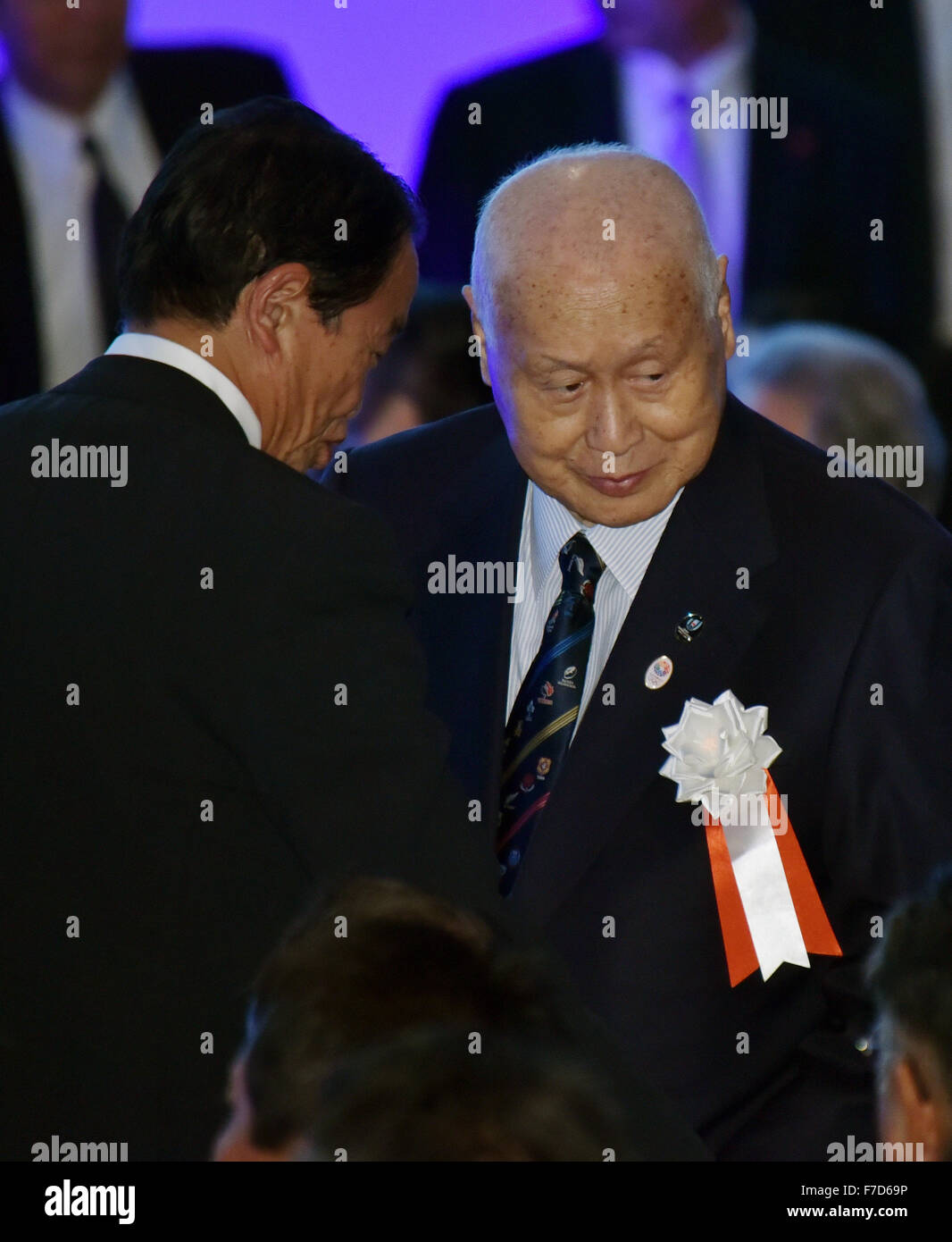 Tokio, Japan. 29. November 2015. Yoshiro Mori, ein ehemaliger Präsident der Liberal-Demokratischen Partei, kommt an einer Zeremonie anlässlich des 60. Jahrestages der Gründung in Tokio am Sonntag, den 29. November 3015. Die LDP entstand 1955 Fusion dann Liberal und Japan demokratische Parteien. © Natsuki Sakai/AFLO/Alamy Live-Nachrichten Stockfoto