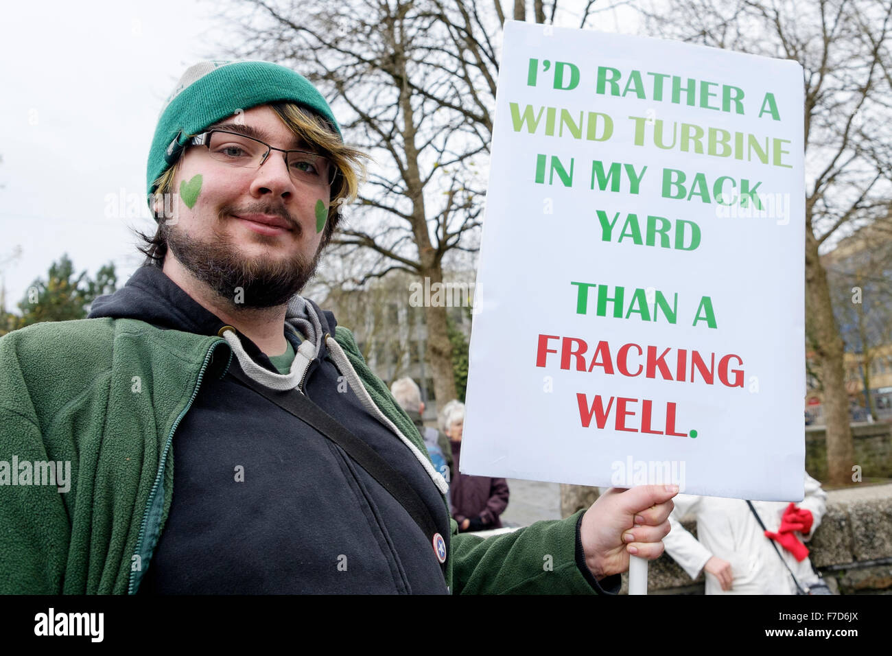 Bristol, UK, 29. November 2015. Abgebildet ist ein Anti-Fracking-Demonstrant vor Beginn des Marsches Bristols Peoples 'Action on Climate Change". Führenden Politiker der Welt treffen sich in Paris am 30. November für den UN-Klimagipfel (COP21) Kredit: Lynchpics/Alamy Live-Nachrichten Stockfoto