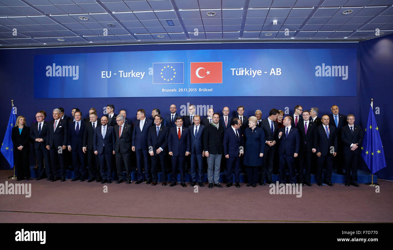 Brüssel, Belgien. 29. November 2015. Der türkische Ministerpräsident Ahmet Davutoglu (C, vorne) und europäischen Staats-und Regierungschefs für Familienfotos zu Jahresbeginn eine EU-Türkei-Gipfel in Brüssel, Belgien, 29. November 2015 darstellen. © Ihr Pingfan/Xinhua/Alamy Live-Nachrichten Stockfoto