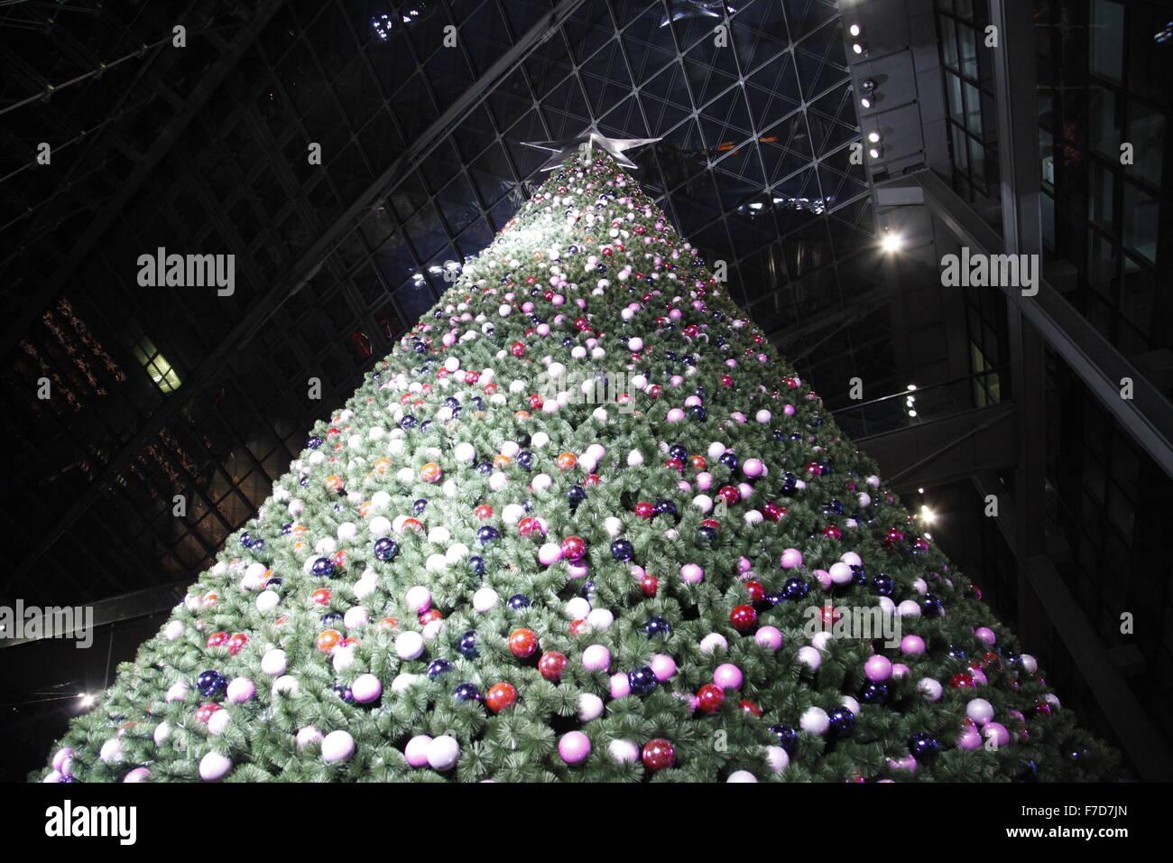 Weihnachtsbaum im Berliner Hauptbahnhof Stockfoto