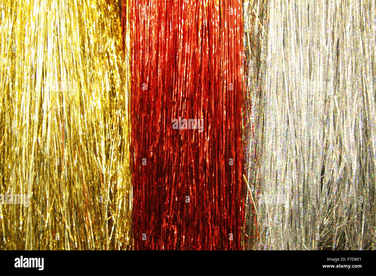 Lametta in Gold-Rot und Silber Stockfoto