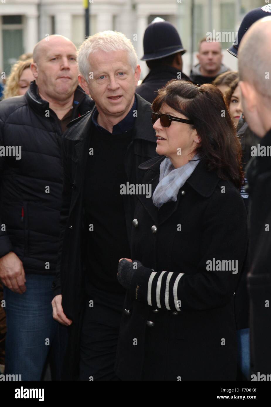 Richard Curtis und Frau Emma Freud kommen bei Sarm Studios für die Band Aid 30 Aufnahmen, West London. Stockfoto