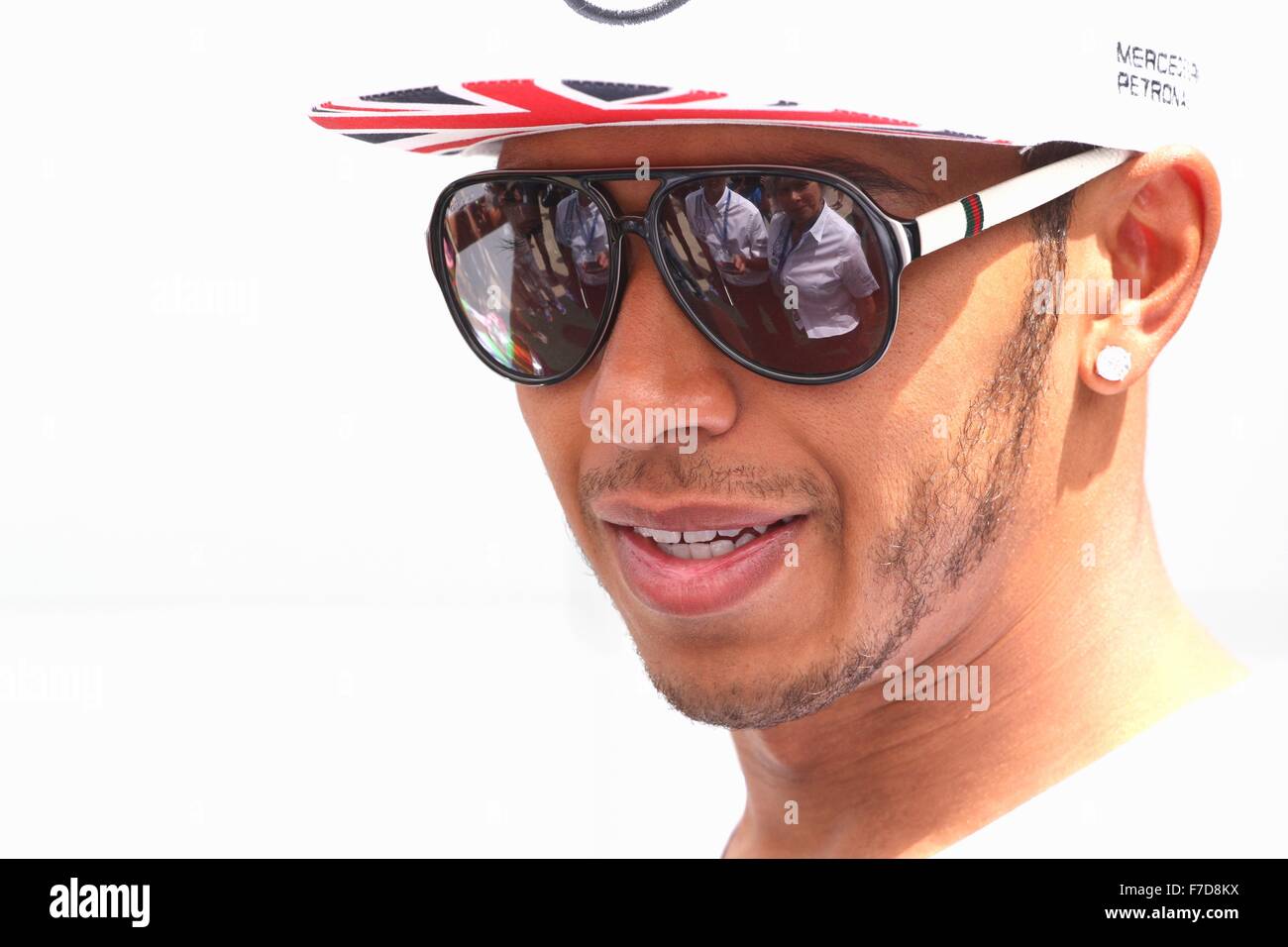 Britische Formel 1 Formel 1-Fahrer Lewis Hamilton führt durch das Fahrerlager in Silverstone Stockfoto