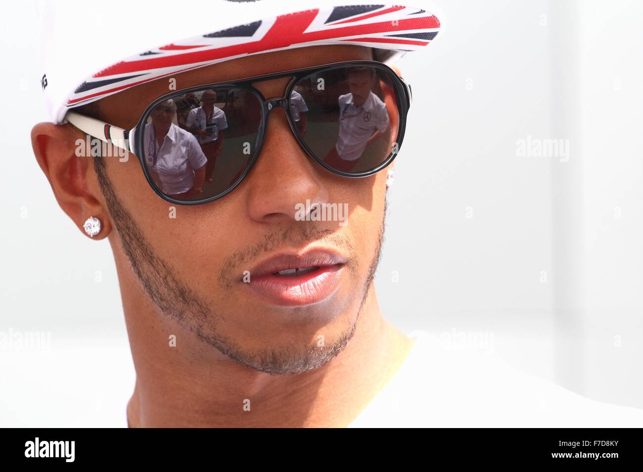 Britische Formel 1 Formel 1-Fahrer Lewis Hamilton führt durch das Fahrerlager in Silverstone Stockfoto