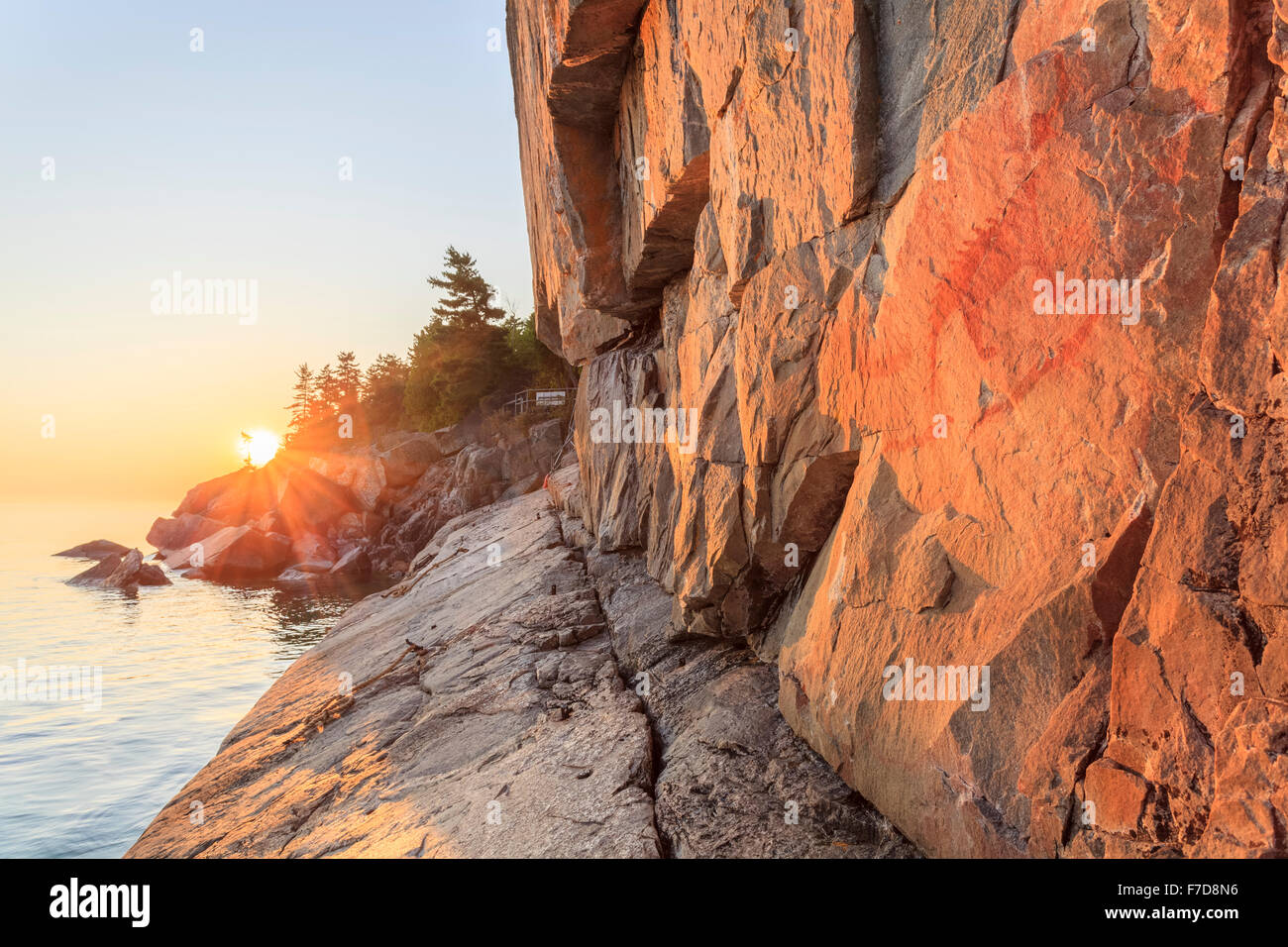 Agawa Rock im Lake Superior Provincial Park bei Sonnenuntergang Stockfoto