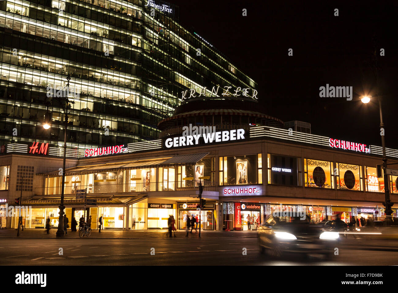 Kurfuerstendamm Joachimsthaler Straße in Berlin abends Stockfoto
