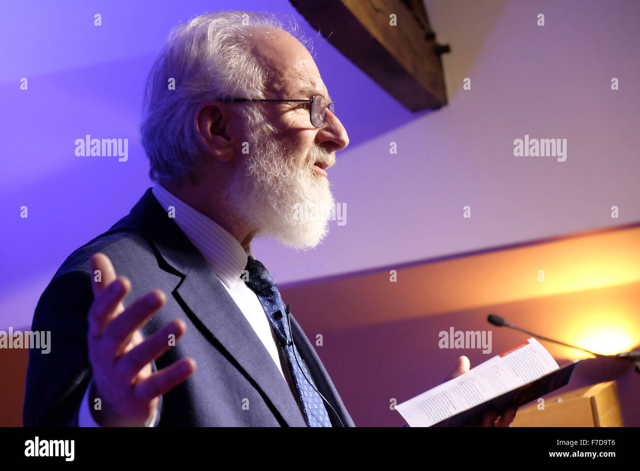 Hay on Wye, Powys, Wales, UK. 29. November 2015 - Professor David Crystal spricht über sein neuestes Buch über die englische Sprache mit dem Titel Making A Point: der kleinlichen Geschichte der englischen Zeichensetzung am Hay Festival Winterwochenende Stockfoto