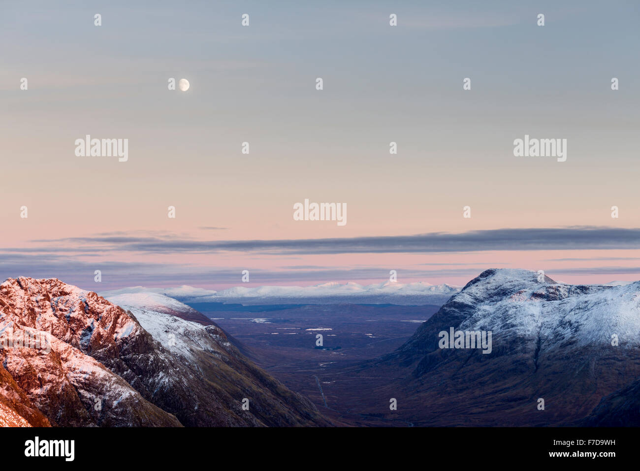Ein zunehmender Mond über die weite Landschaft des Rannoch Moor, mit der Buachaille Etive Beag und Buachaille Etive Mor auf der rechten Seite Stockfoto