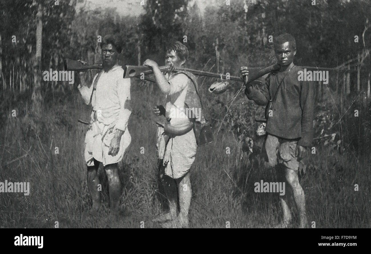 Drei siamesische Jäger gekleidet zugeschnitten die Dornen des Dschungels, um 1900 Stockfoto