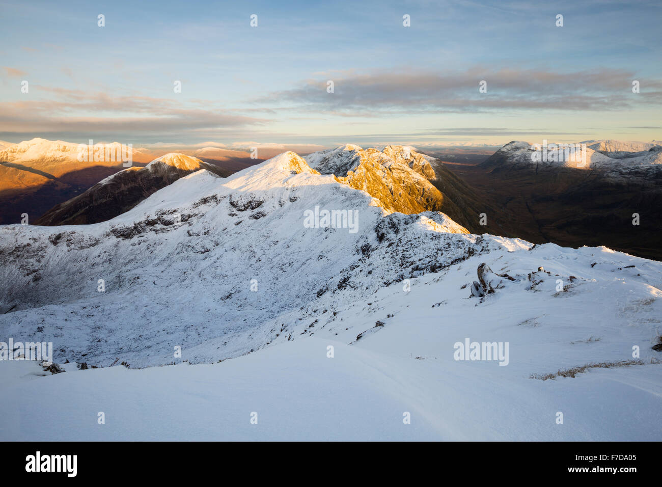 Letzte Licht auf den Schnee bedeckten Bergrücken der Aonach Eagach mit der Buachaille Etive Beag auf der rechten Seite, Schottland Stockfoto