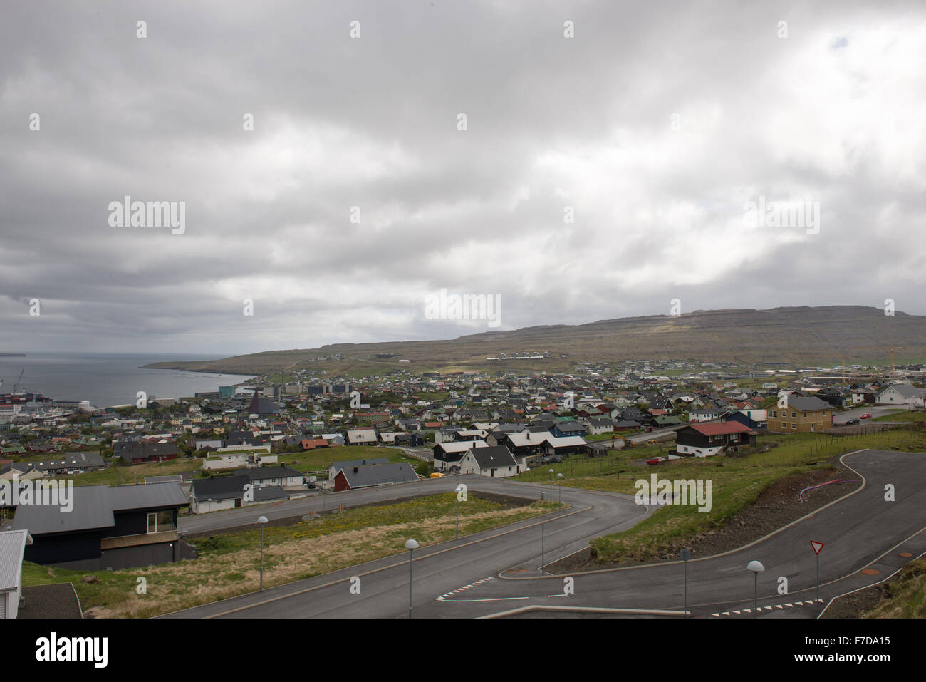 Stadtbild von Torshavn auf den Färöer Inseln, wie aus den umliegenden Bergen mit Hafen und Häusern gesehen Stockfoto