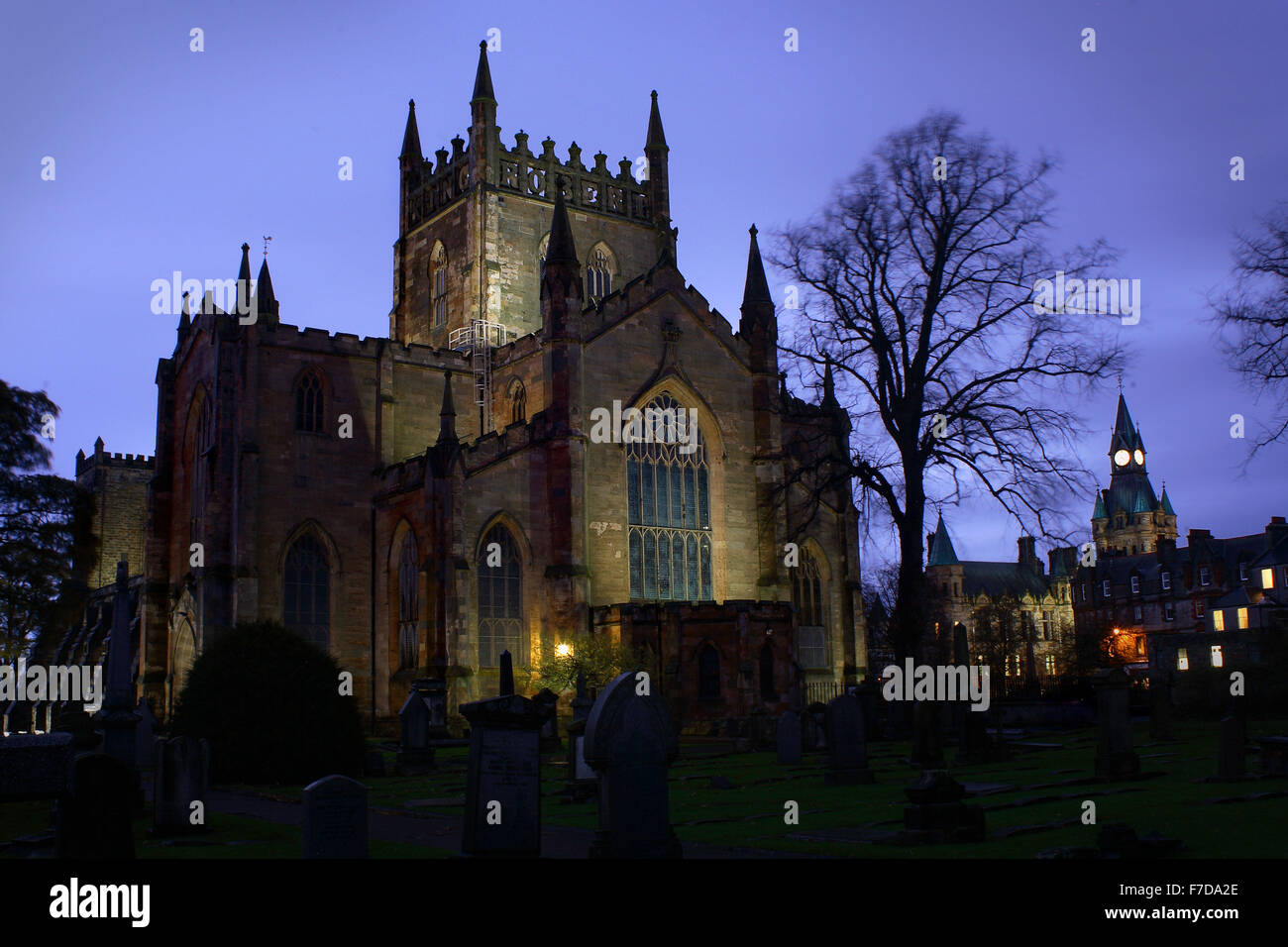 Dunfermline Abbey im Twiglight im November Stockfoto