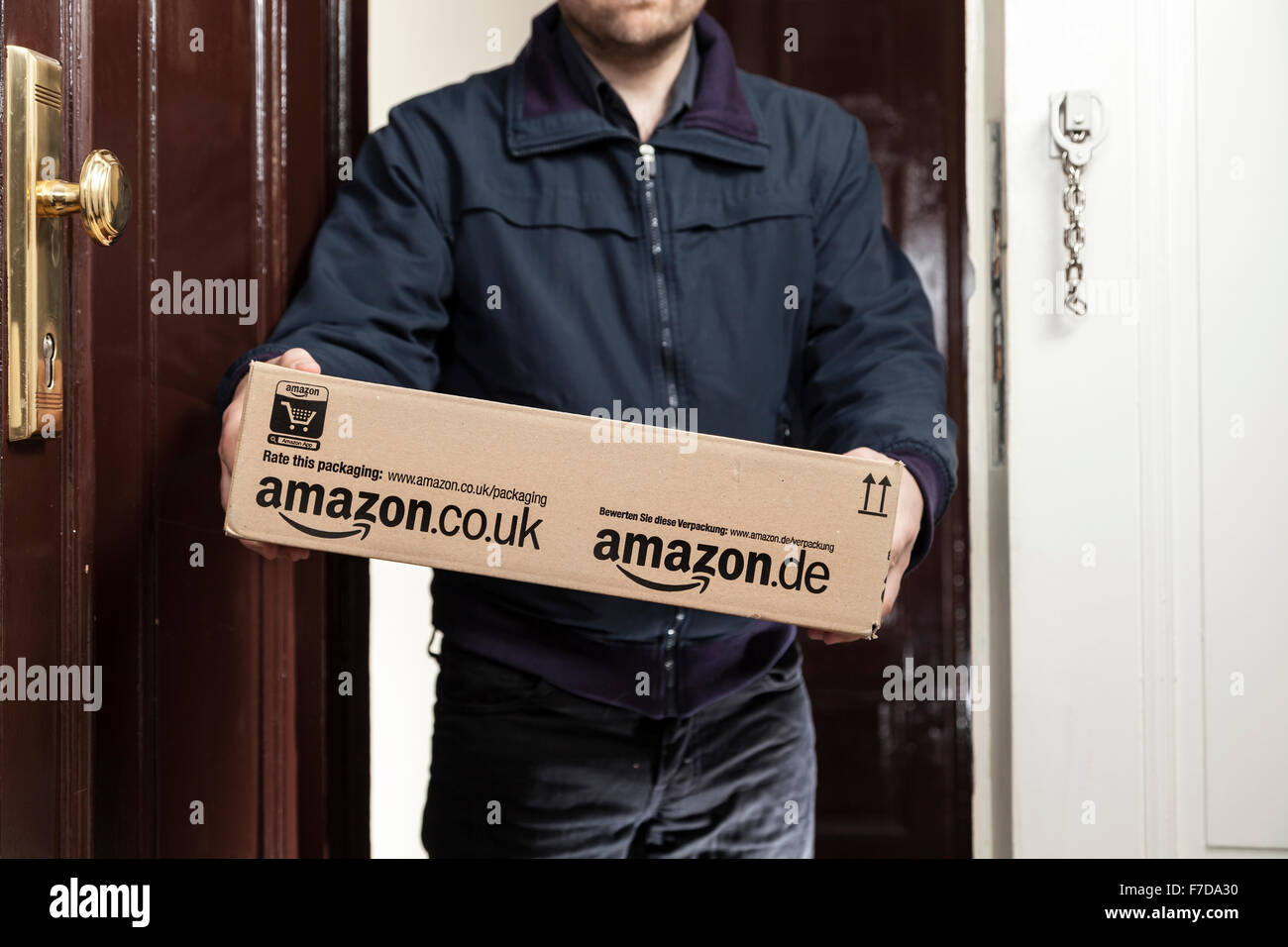 Postbote liefert eine Amazon-Paket Stockfoto