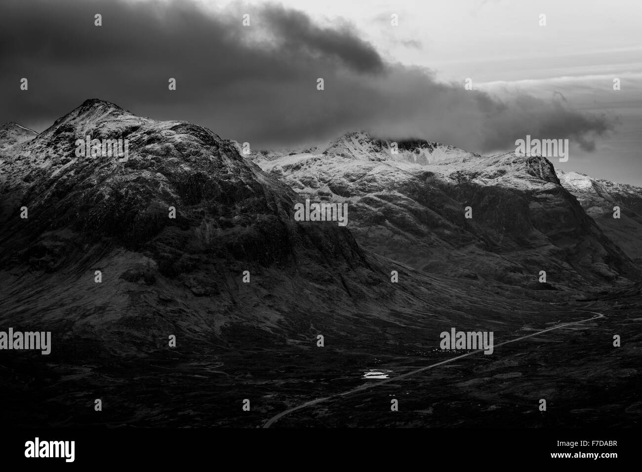 Die imposanten Bergketten der Buachaille Etive Beag und Bidean Nam Bian im Morgengrauen, Schottland Stockfoto