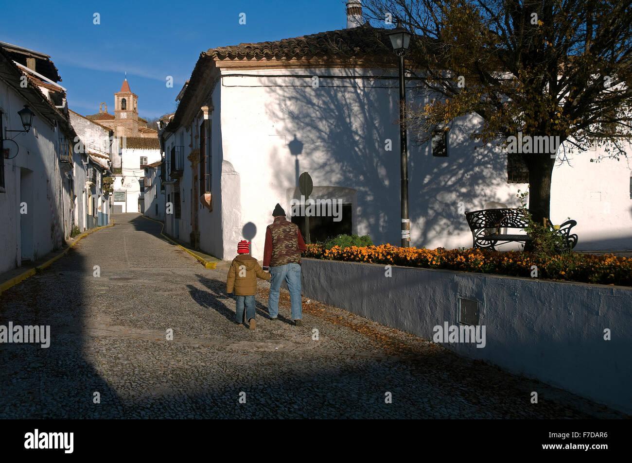 Städtische Ansicht mit Kirche, Castaño del Robledo, Huelva Provinz, Region von Andalusien, Spanien, Europa Stockfoto