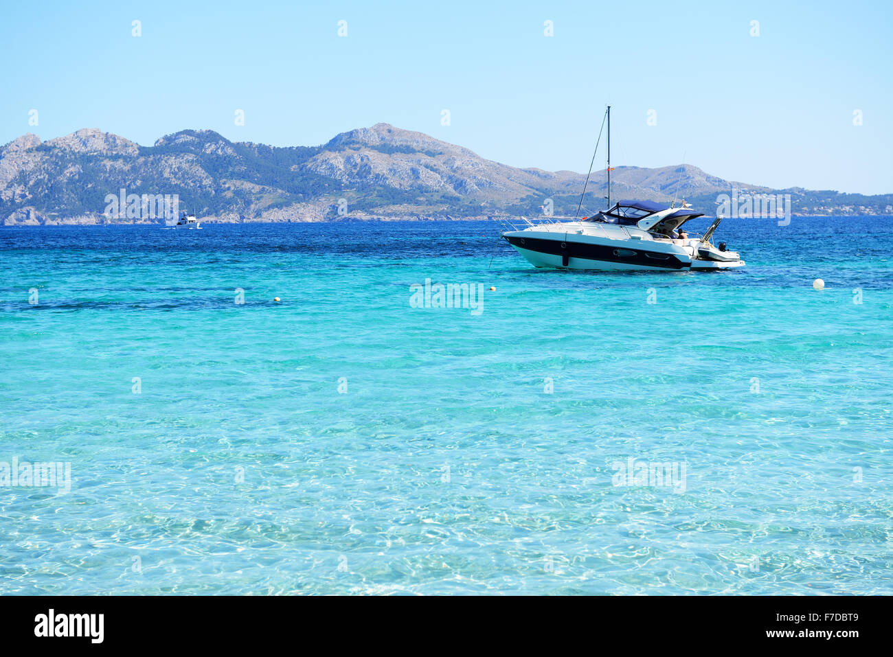 Die Motoryacht in der Nähe von Strand, Mallorca, Spanien Stockfoto