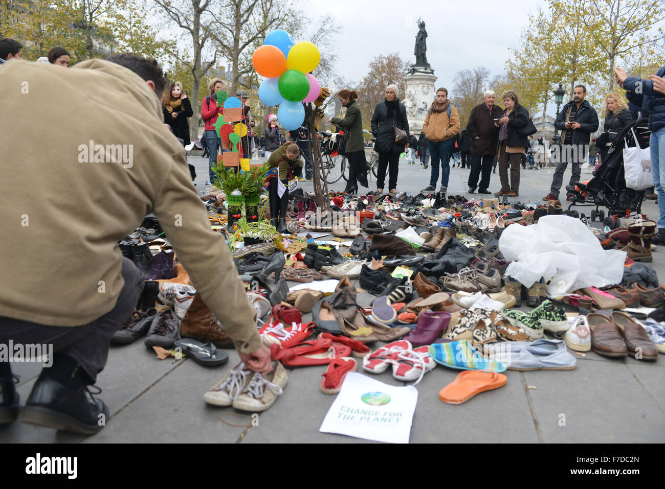 Paris. 29. November 2015. Bild aufgenommen am 29. November 2015 zeigt einige der Schuhe auf der Place De La République im Zentrum von Paris, im Rahmen einer friedlichen Kundgebung genannt durch die Nichtregierungsorganisation Avaaz "Paris-Sets aus für Klima", als ein Versuch, die französischen Behörden Verbot öffentlicher Versammlungen zu protestieren. Im Zuge der blutigen Welle von Explosionen und Schießereien, die 130 Personen tot am 13. November verließ verboten Frankreich "massive Demonstrationen geplant an öffentlichen Orten in Paris und anderen französischen Städten". © Li Genxing/Xinhua/Alamy Live-Nachrichten Stockfoto