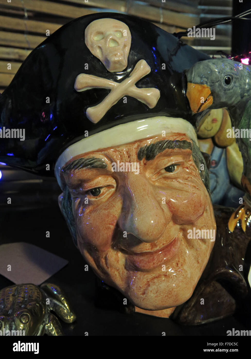 Keramische Piraten Toby Jug mit Jolly Rodger, & Kreuz Schädelknochen, mit Papagei auf der Schulter Stockfoto