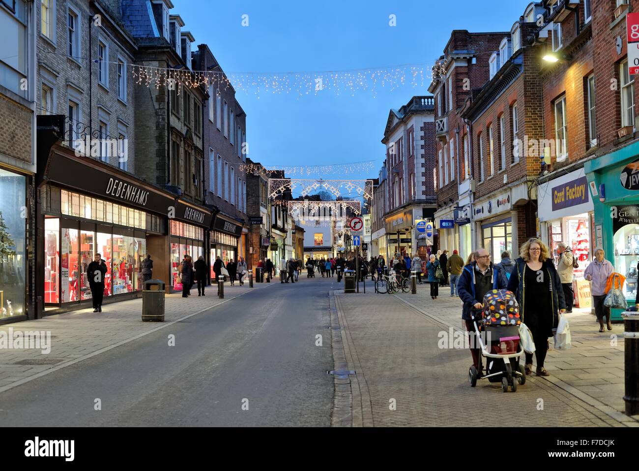 Busy high street uk christmas Fotos und Bildmaterial in hoher