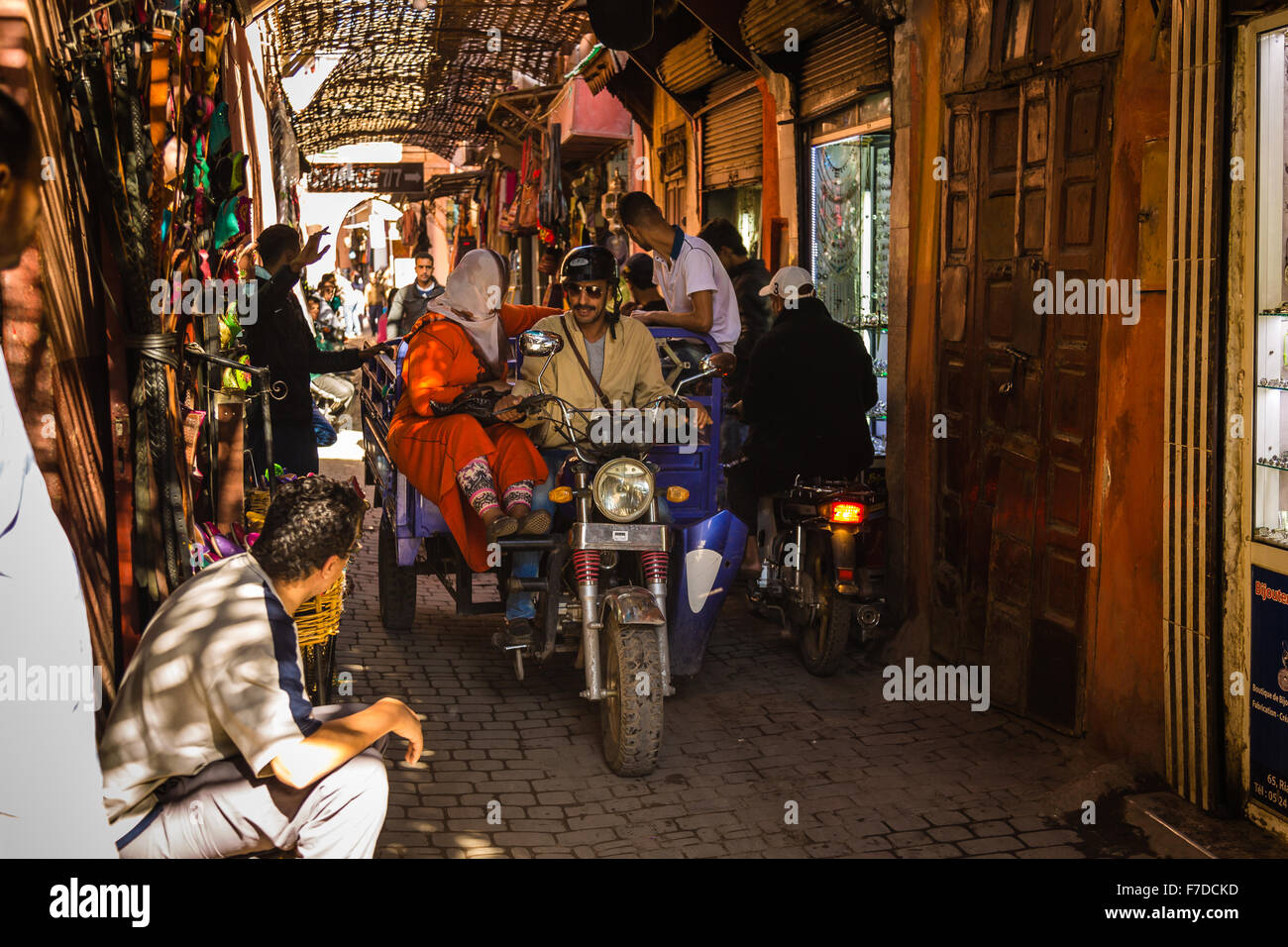 Eine typische Atmosphäre in den Gängen Souk in Marrakesch Medina Stockfoto