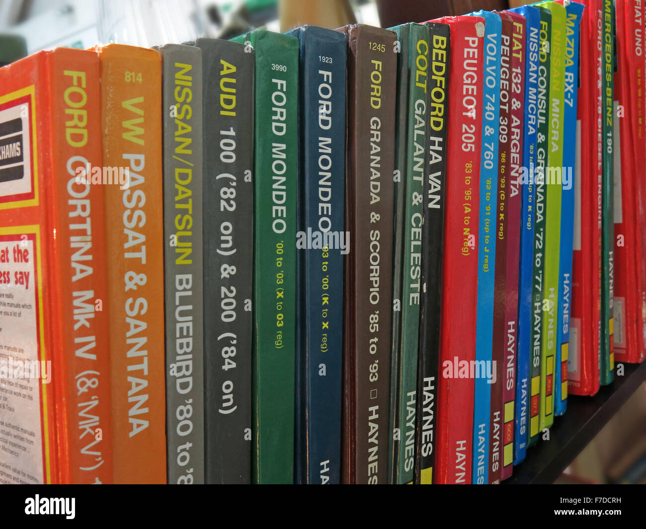 Bücherregal von Haynes Auto Wartung Handbücher, England, UK Stockfoto