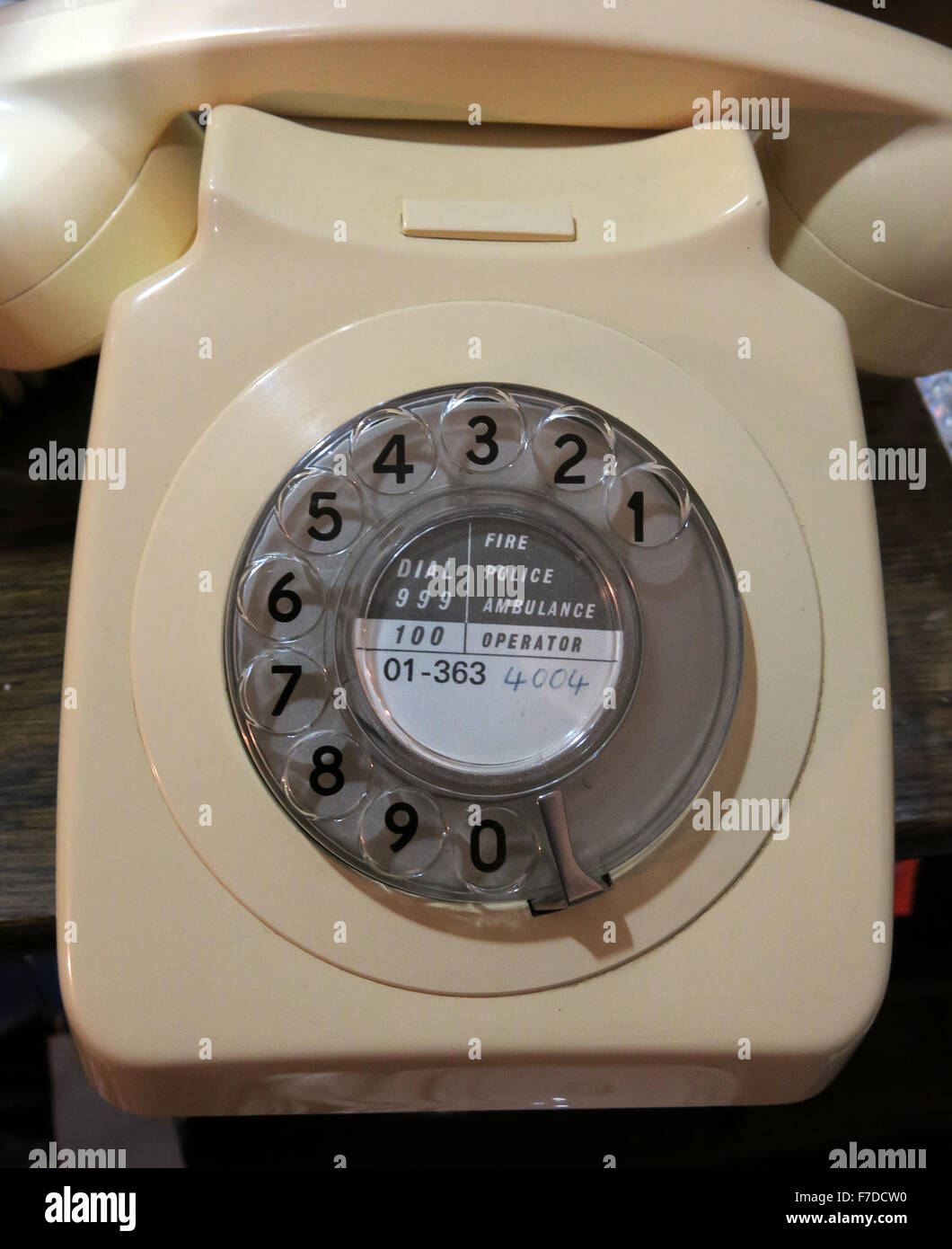 Creme GPO Telefontyp 746 01 London-Nummer auf der Wählscheibe, UK Stockfoto