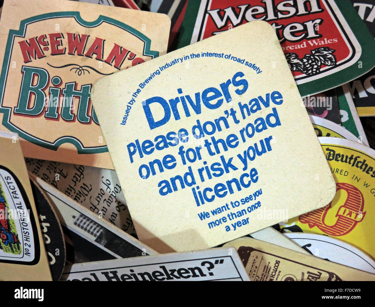 Trinken Sie Fahrten, britische Biermatten/Tropfmatten von kleinen lokalen Brauereien - nehmen Sie keine für die Straße - und riskieren Sie Ihren Führerschein 1970er, 1980er, 1970, 1980 Stockfoto