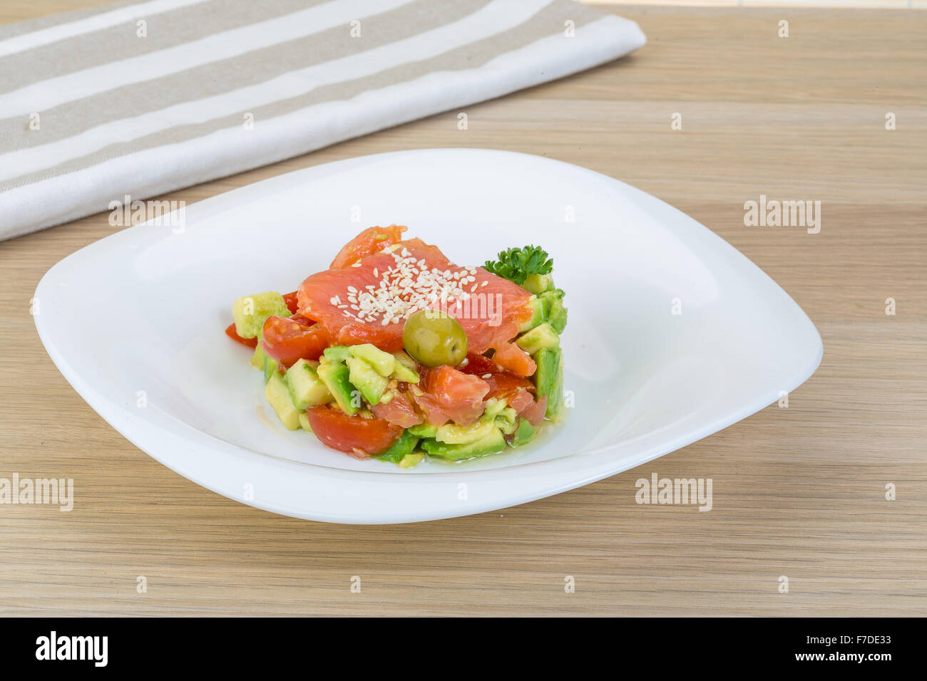 Salat mit Lachs, Avocado und Sesam Stockfotografie - Alamy