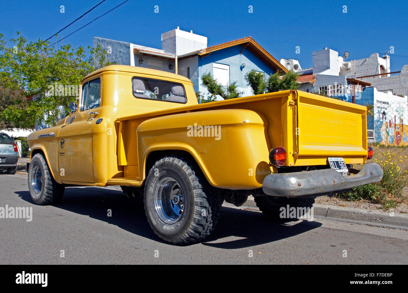 Alten gelben Chevrolet Pick-up in der Straße geparkt Stockfoto